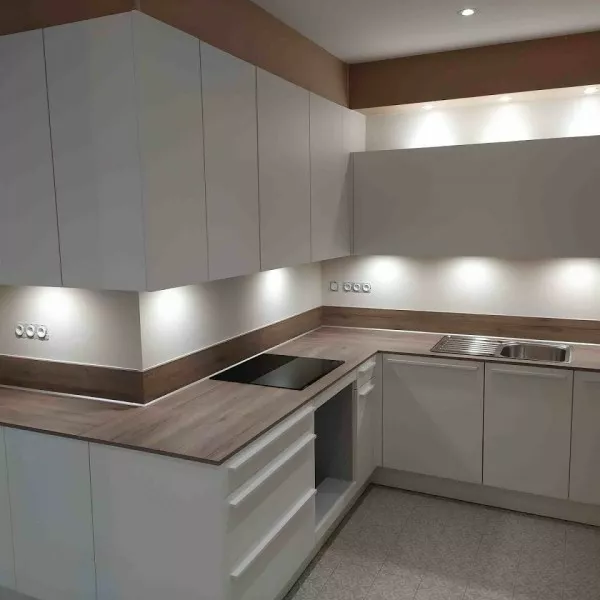 Cuisine sur mesure blanche, avec crédence bois et plan de travail assorti