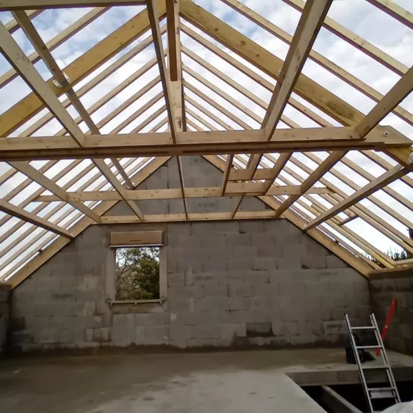Charpente bois, vue intérieure sur un pignon en parpaing (décembre 2024)