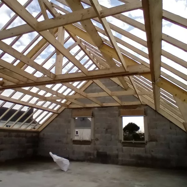 Charpente bois traditionnelle, vue intérieure d'un chantier de décembre 2024