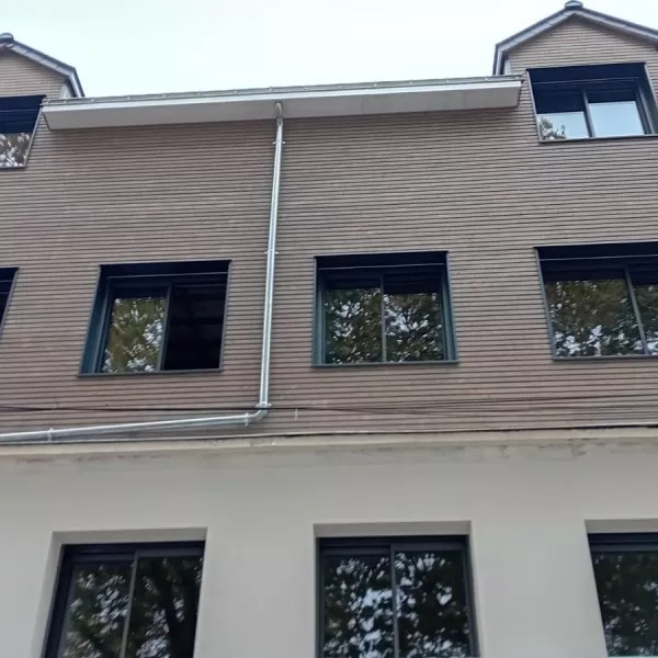Bardage bois en façade, fenêtres aluminium noires, chantier d'octobre 2024