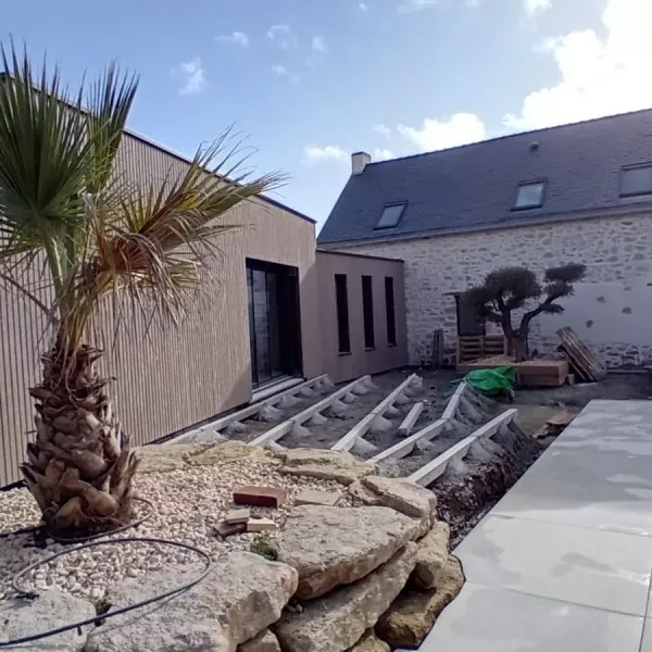 Extension en ossature bois bardée, aménagement extérieur en cours