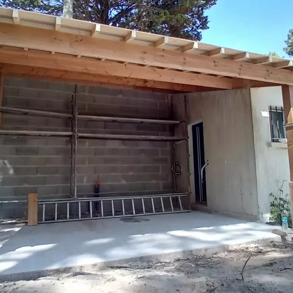 Abri ouvert en charpente bois sur poteaux, avant finitions