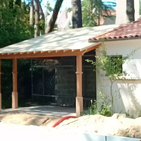 Abri en charpente bois sur poteaux, vue extérieure
