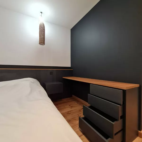 Bureau, commode et tête de lit sur mesure dans une chambre