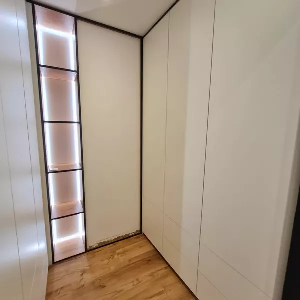Dressing sur mesure blanc avec niche vitrée éclairée