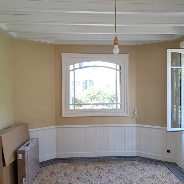 Fenêtre cintrée à petits bois posée dans une maison ancienne (juillet 2024)