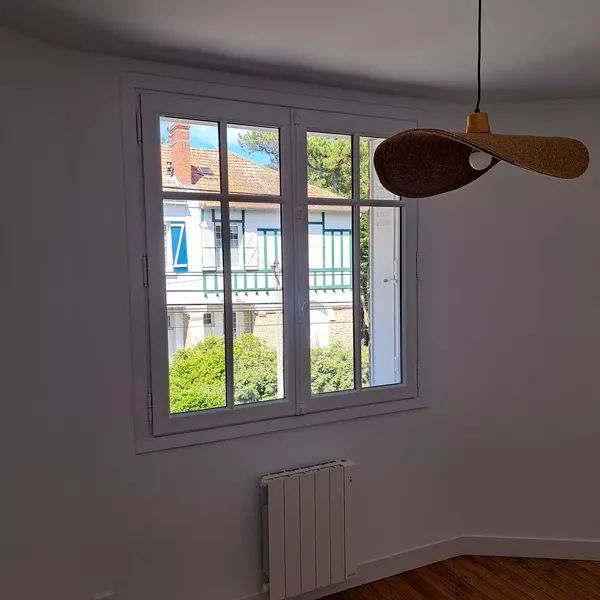 Fenêtre deux vantaux à petits bois dans une chambre (juillet 2024)