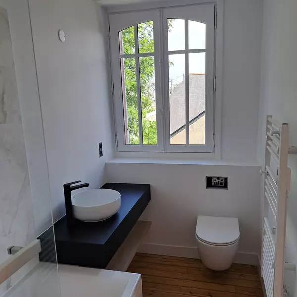 Fenêtre deux vantaux à petits bois dans une salle de bains (juillet 2024)