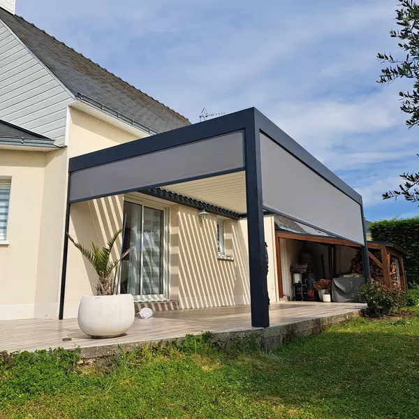 Pergola aluminium à lames orientables adossée à une maison (avril 2023)