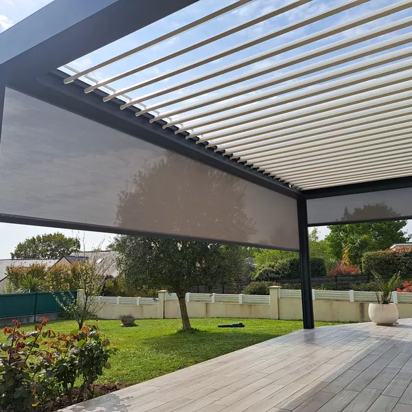 Pergola aluminium à lames orientables sur terrasse, avec toile latérale (avril 2023)