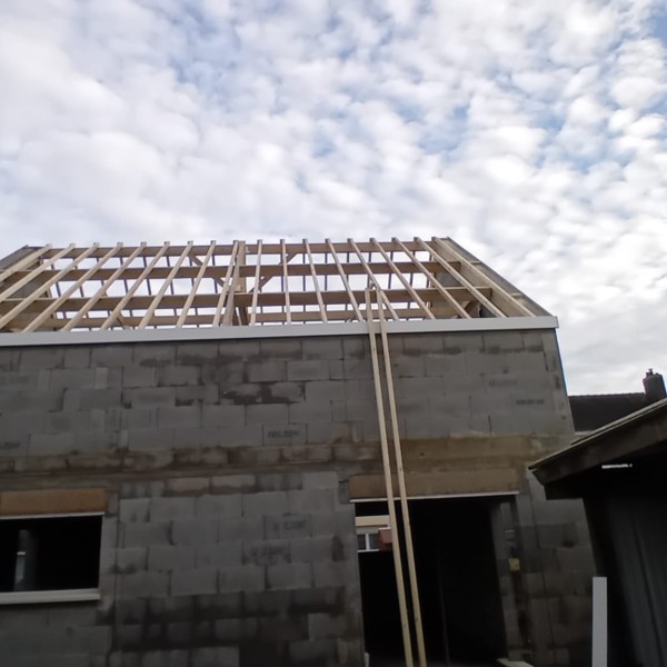 Charpente bois, structure extérieure sur un pignon en parpaing (décembre 2024)