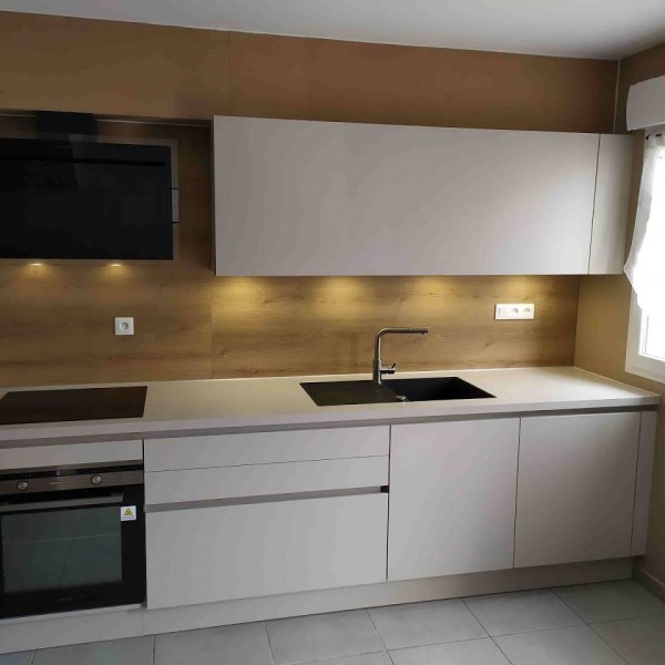Cuisine sur mesure en bois clair, meubles et crédence assortis