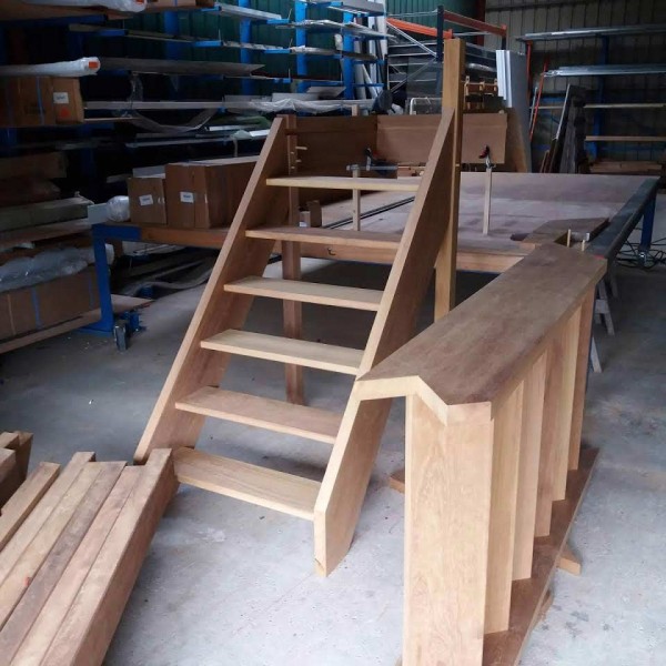 Escalier bois sur mesure en cours de fabrication à l'atelier