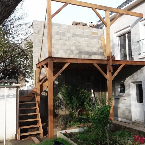 Agrandissement en ossature bois avec terrasse surélevée et escalier d'accès